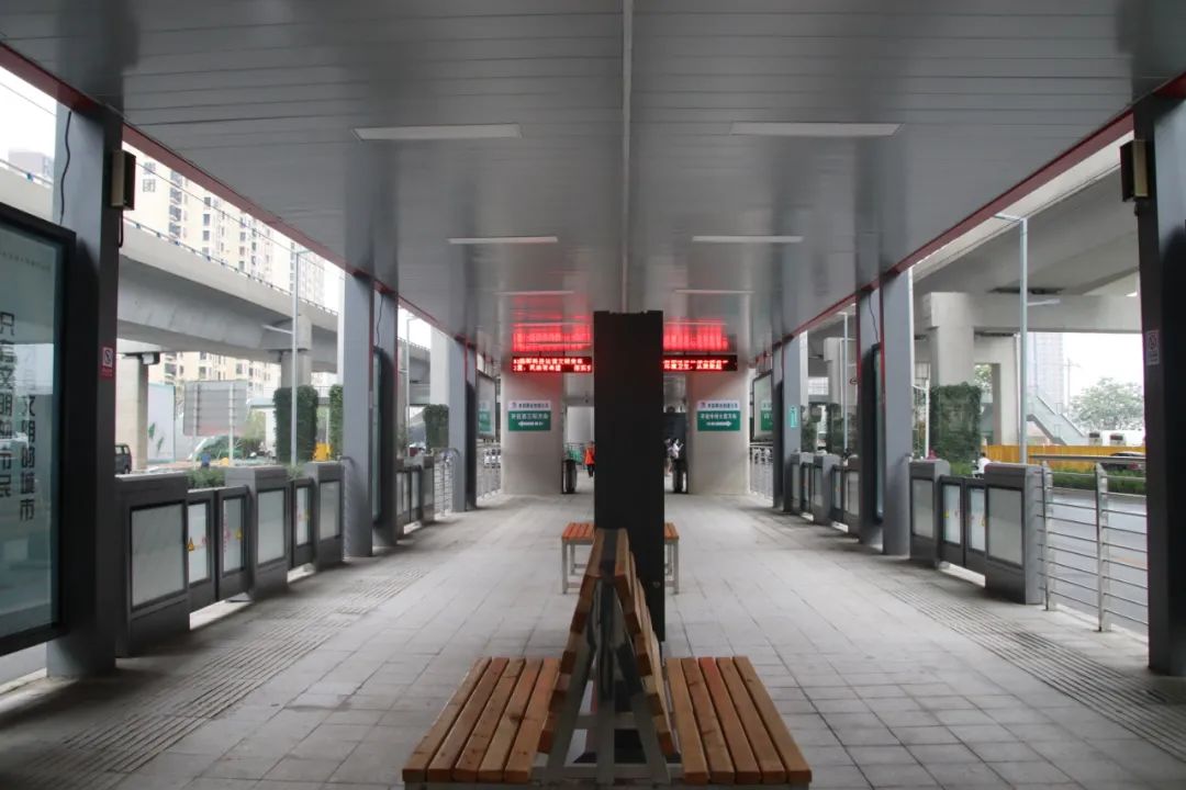 农业路沙口路快速公交站台正式启用,首创东西两端均设有进站口