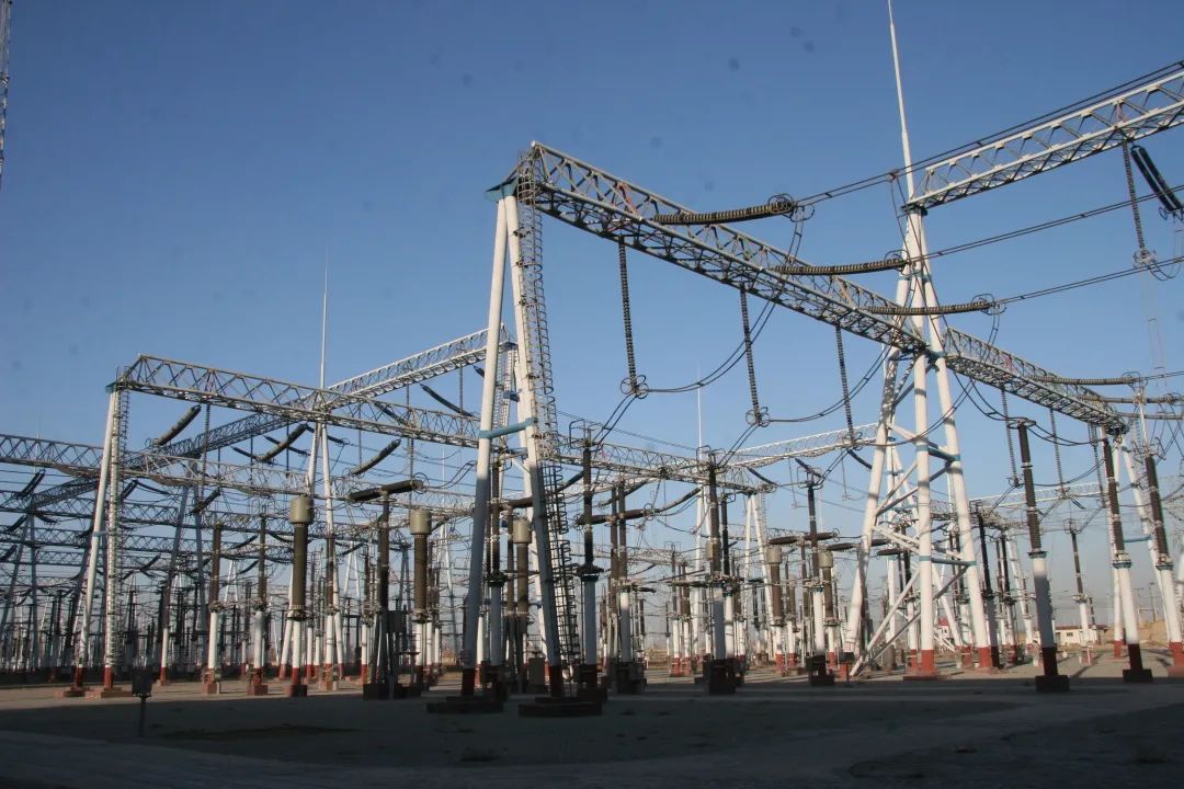 与一期工程同步建设的500千伏大房Ⅰ回Ⅱ回超高压输电线路于1985年9月