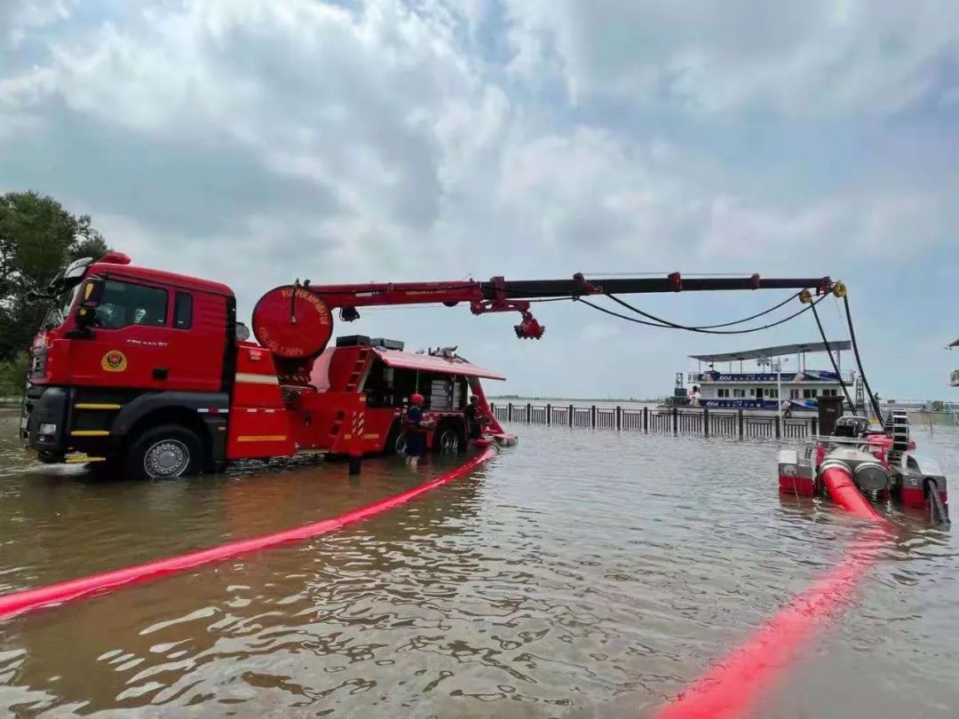 调集市区抗洪救援专业队,携带龙吸水,远程供水系统,手抬机动泵等各类