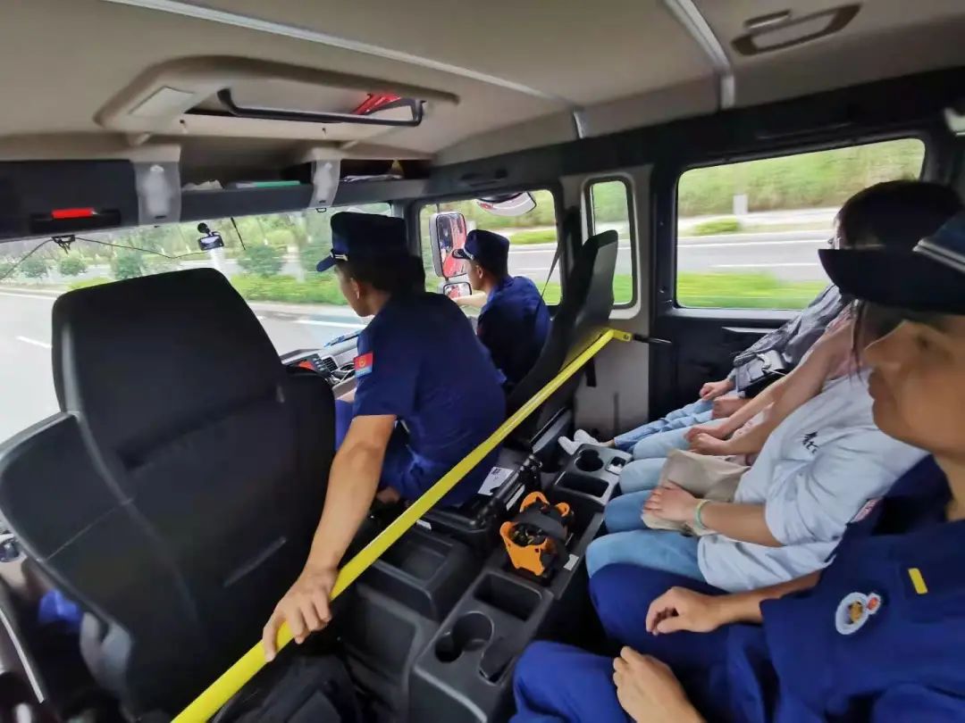 嘿姑娘坐着消防车去参加中考一定可以金榜题名