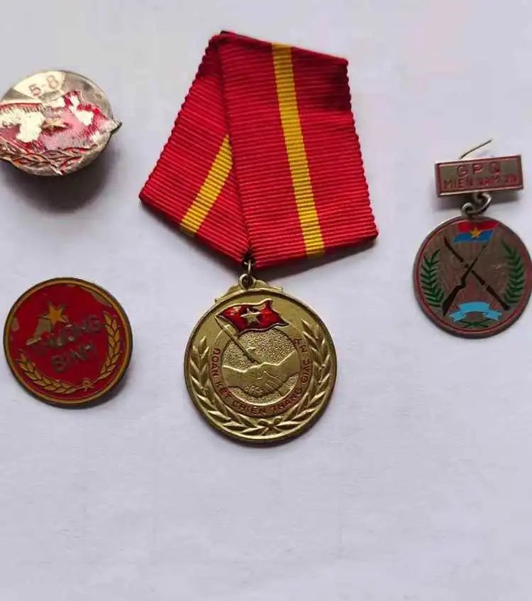 援越抗美纪念章