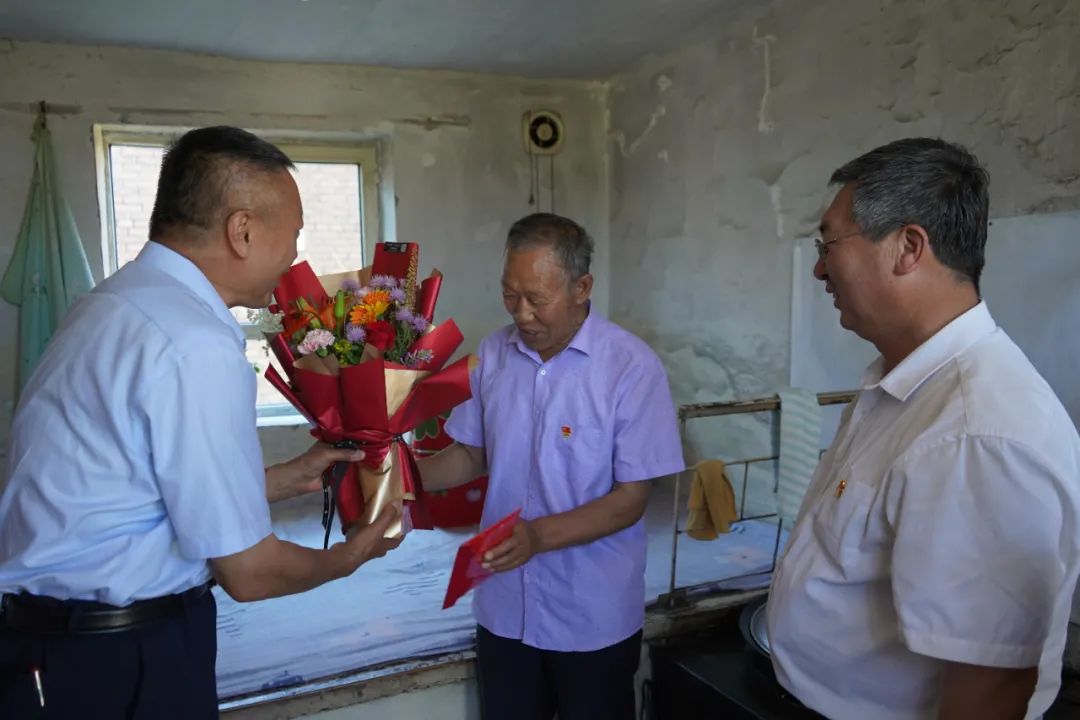 "七一"前夕 王来柱走访慰问我县困难党员