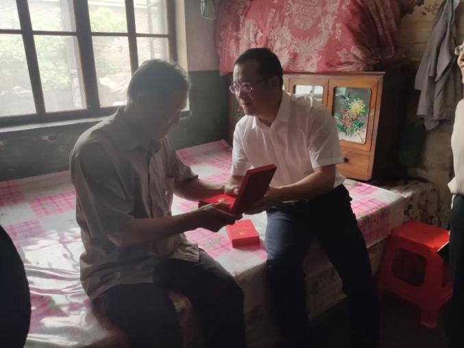 毕汝卫七一前夕走访慰问老党员
