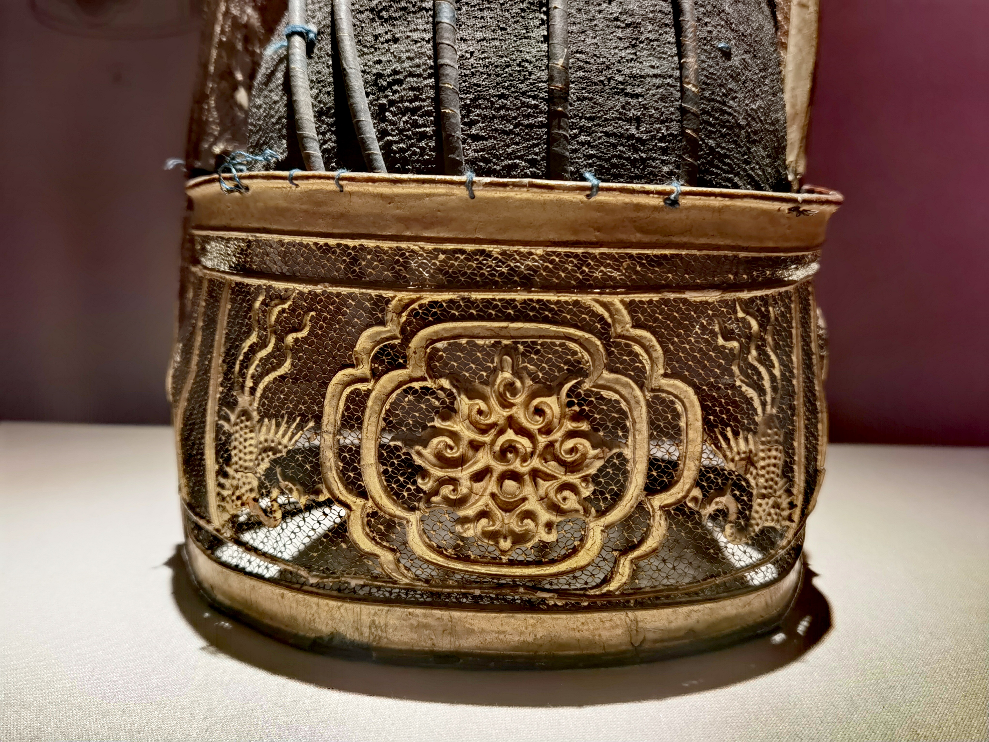 这件梁冠由冠额,冠顶,冠耳组成,冠额位于冠体下