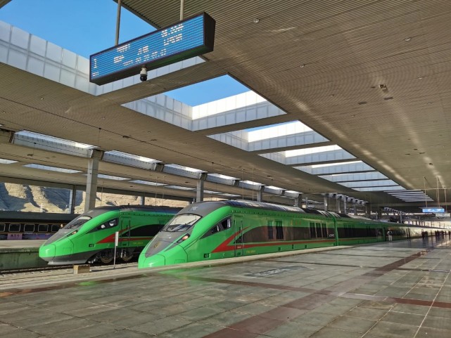 站台上,d8991次由拉萨开往日喀则方向及d8981次由拉萨开往林芝方向的