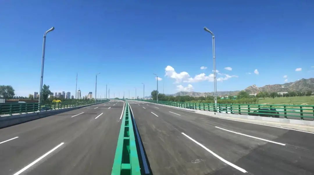 呼和浩特市金海高架桥这一路段可以走了