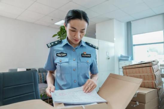 有位老教师曾撰文回忆当年建校填埋炸弹坑、平整学校操场