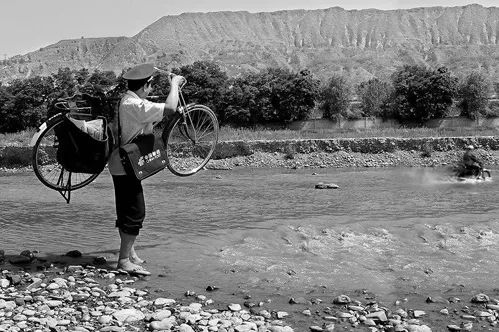邮递员后来寄托着重达千金的情谊一方小小邮票纷飞的战火与数月的时差