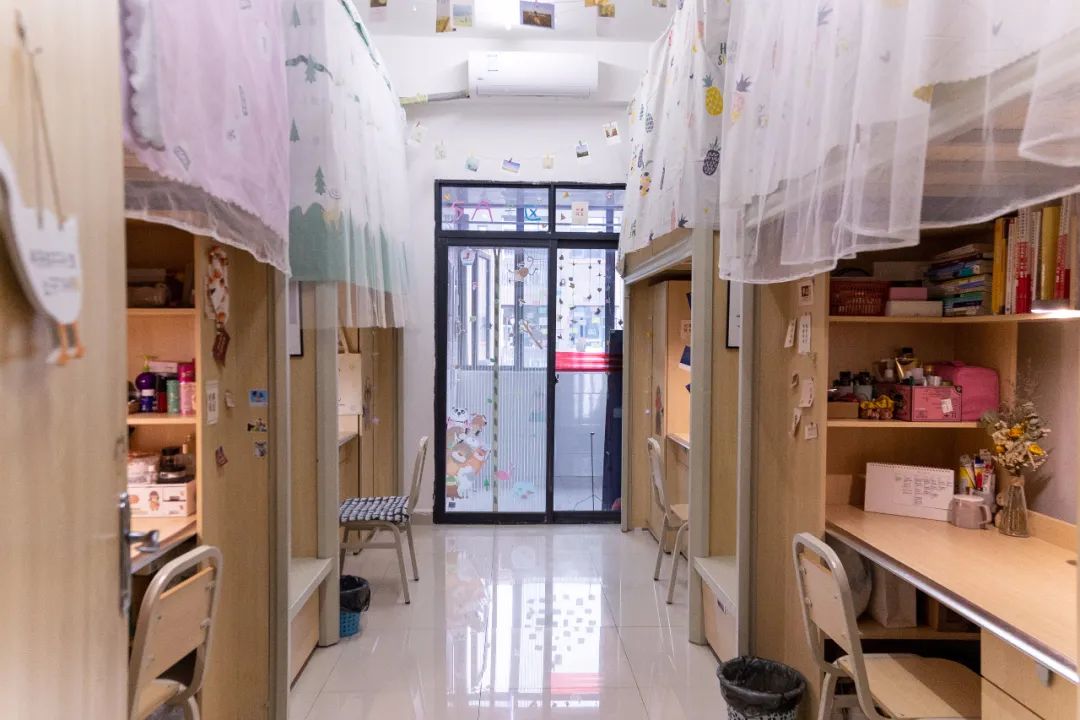 设施齐全,生活便利校本部有四大宿舍区抓住你的胃,更留住你的心四大