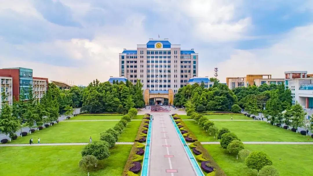 成都工业学院蓉二号线有轨电车站点就在校门口学校临近地铁二号线犀浦