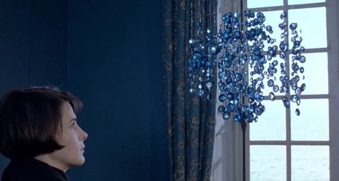 《蓝色》剧照 蓝色房间在整个电影当中,蓝色作为一个基本的造型语言