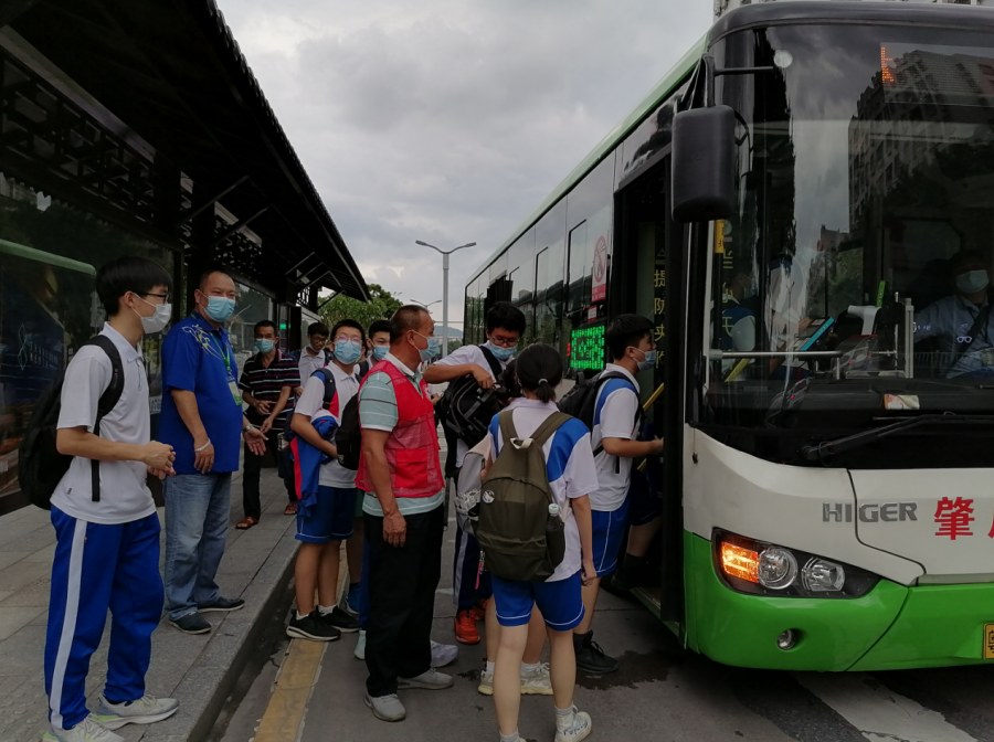 肇庆中考结束考场外的这些身影真暖