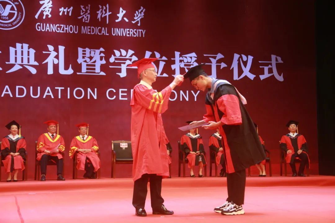 银医通开通典礼院长讲话_钟南山现身广医毕业典礼_毕业斩首典礼