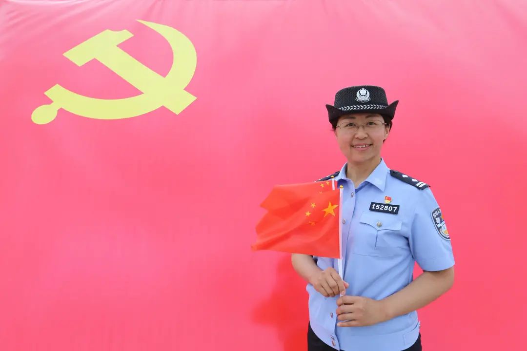 百年征程 光辉岁月包头市五二研究所团委第三小学团支部与党旗合影