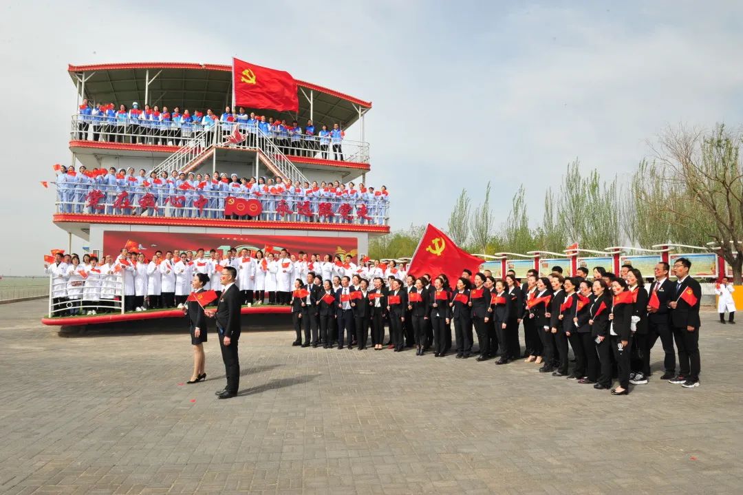 内蒙古青少年与党旗同框