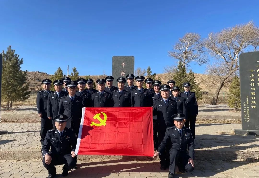 内蒙古青少年与党旗同框