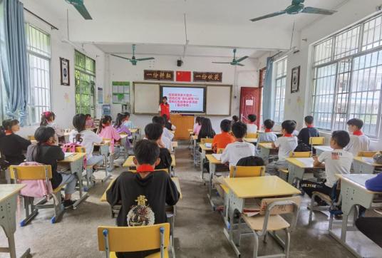 陆雅琪同学讲述《小侦查员张嘎》和《小英雄雨来》的故事龙临初中:王