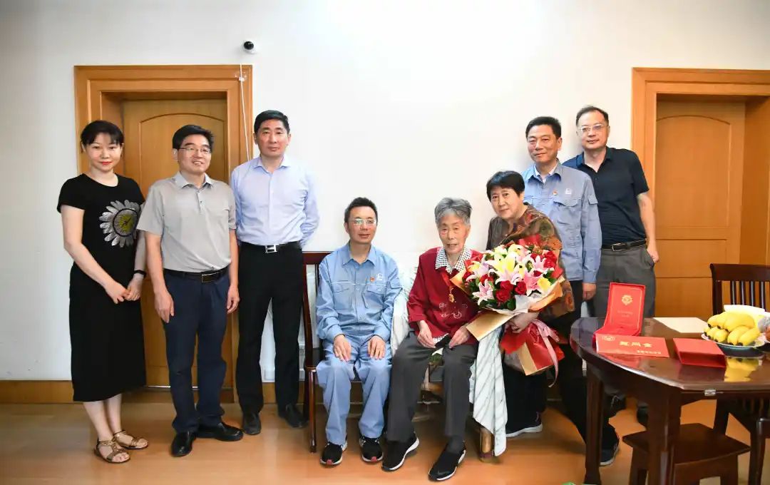 公司做好光荣在党50年纪念章发放工作