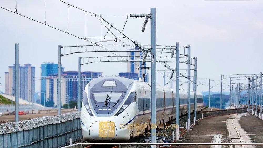 最终将抵达广州南站到成都东站后停靠自贡,内江北两个车站首发动车在