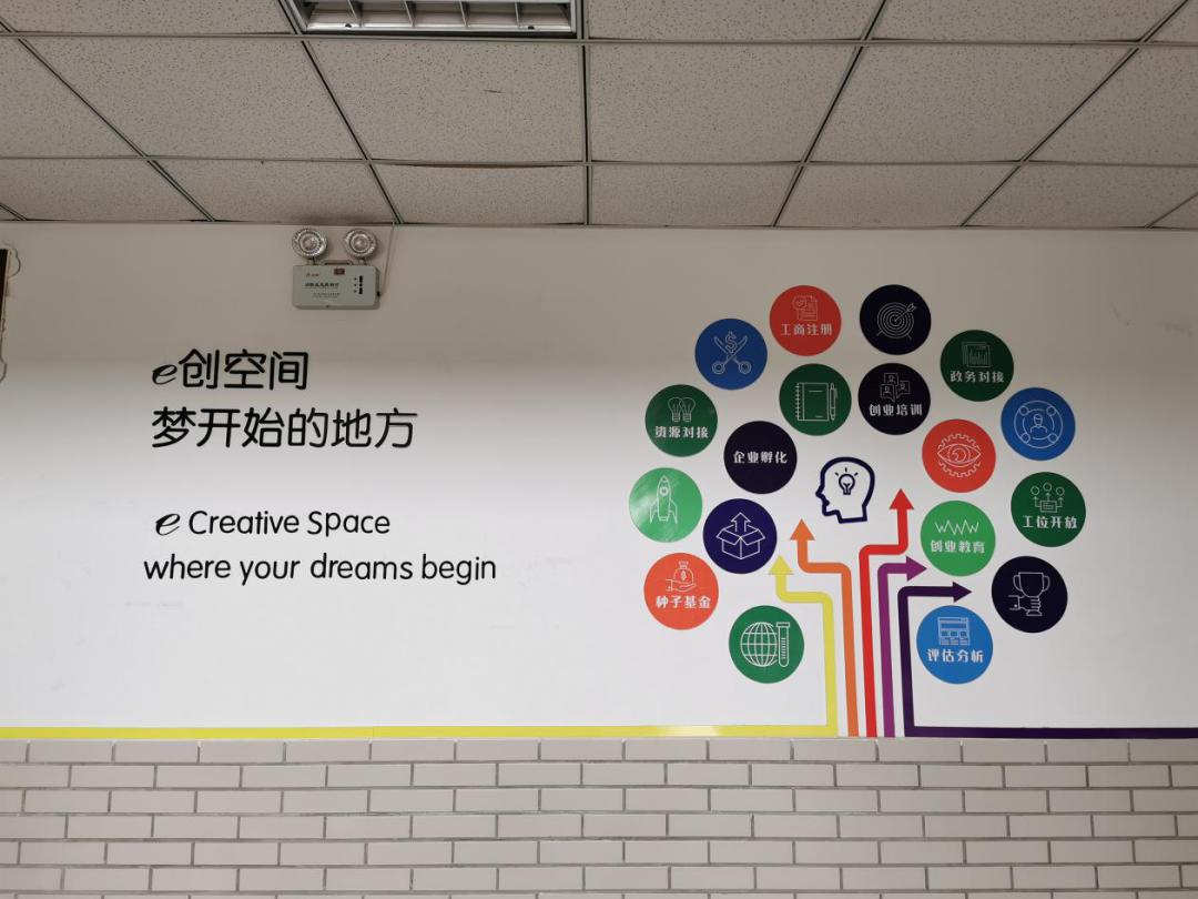 "你们看,前几天上热搜的大学生用木棍做出无人机,说的就是这个团队