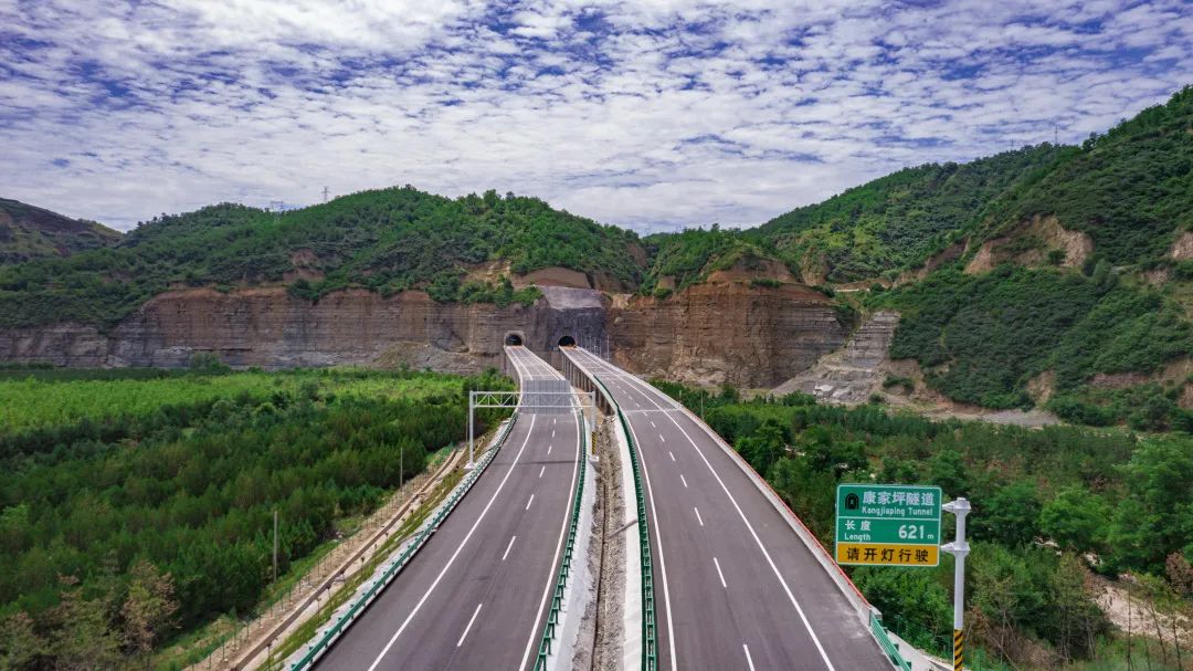 发布会,副厅长党延兵宣布,延长至黄龙高速公路将于6月30日9时开放通行