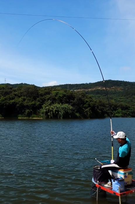 最近一段时间,钓鱼视频突然火了,尤其是"一级竞钓大师"邓刚的视频