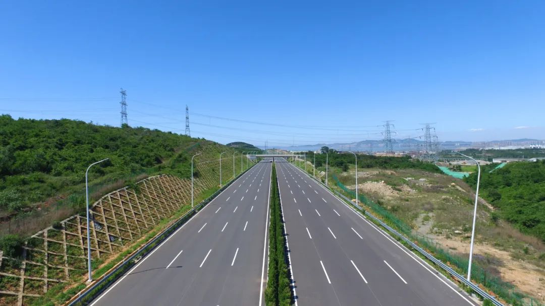 金州大桥直达金州主城区,为大连市区来往金普新区车辆提供快捷的通道