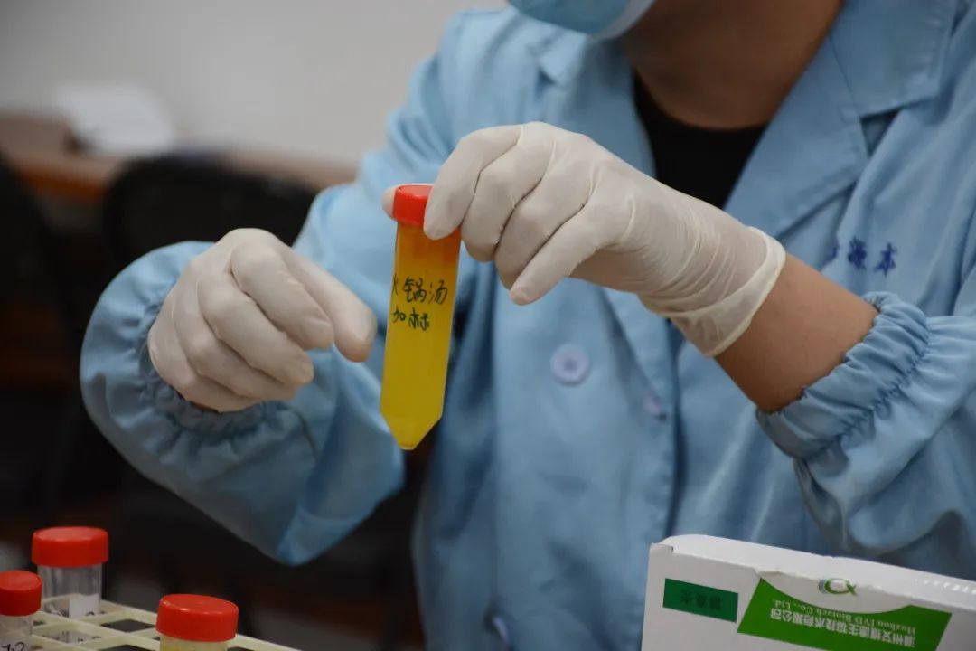 以对照实验的方法,让监督员们了解食品快速检验方法,认别食品检验结果