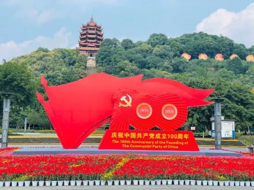 钟鼓楼广场形态丰富,设计独特,色彩喜庆及寓意深远的红色主题园林景观