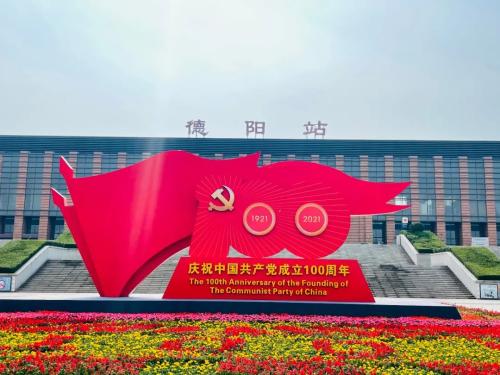 钟鼓楼广场形态丰富,设计独特,色彩喜庆及寓意深远的红色主题园林景观