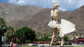 加州棕榈泉树立梦露巨型雕像惹争议，抗议者：“不想看内裤”