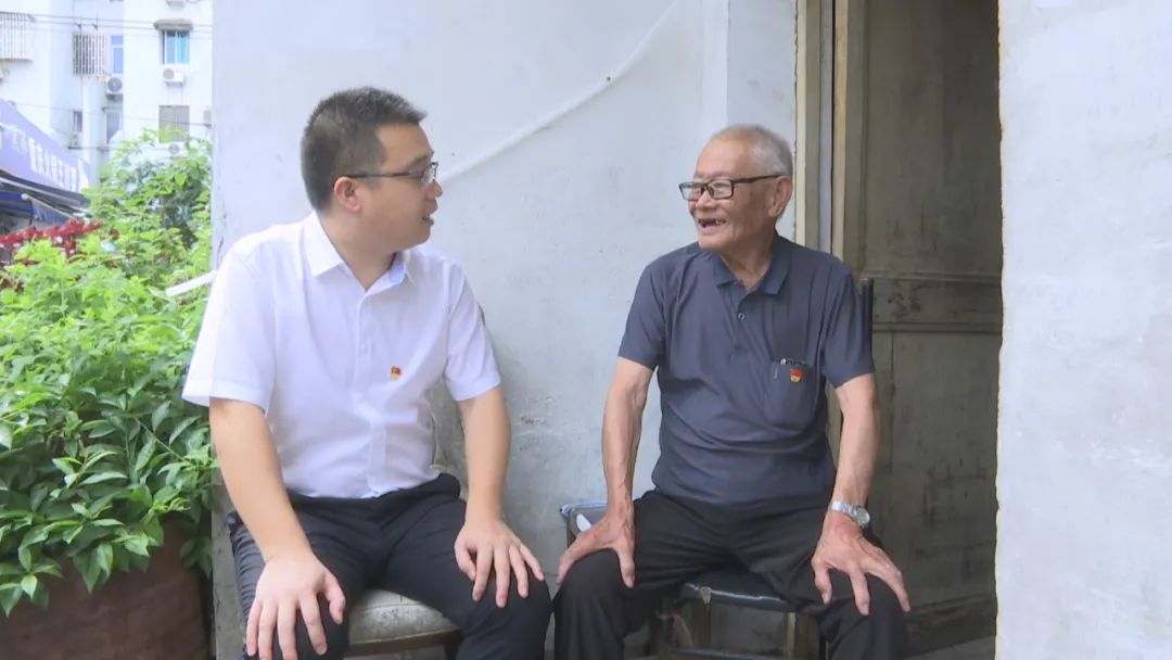 6月22日下午,县委副书记,政法委书记王欣东首先来到海游街道新兴社区