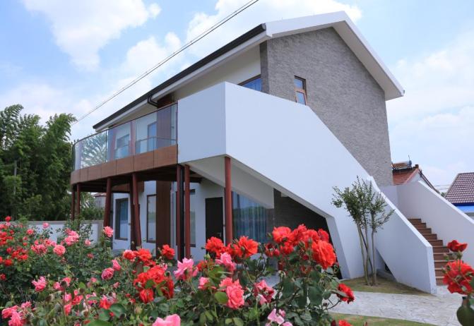 崇明区竖新镇新征村529号电话:021-58661188花开满园放眼这座民宿