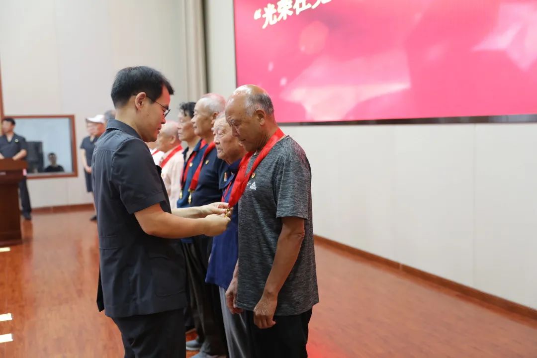 莒南法院举行光荣在党50年纪念章颁发仪式