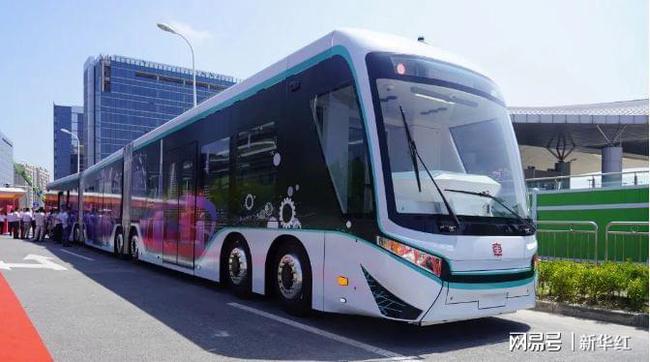 全球首列数字轨道胶轮电车列车在沪正式开通运营