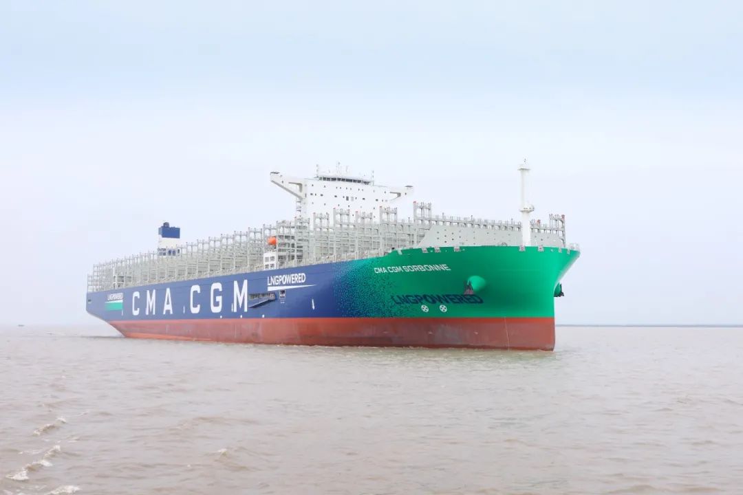 23000标准箱全球首创最大最先进双燃料动力集装箱船交付