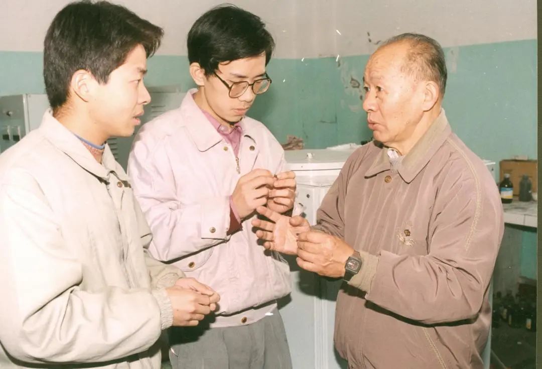 为党育人为国育才 服务国家发展需要潜心育人 桃李天下崔崑的研究成果