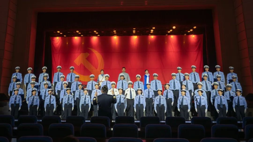 交警支队的合唱《我宣誓》(照片:顾亚) 党旗飘扬,我们青春永随