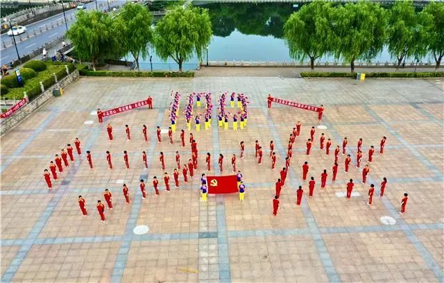 七一将至荆州广场舞爱好者编排健身操颂党恩共祝祖国好