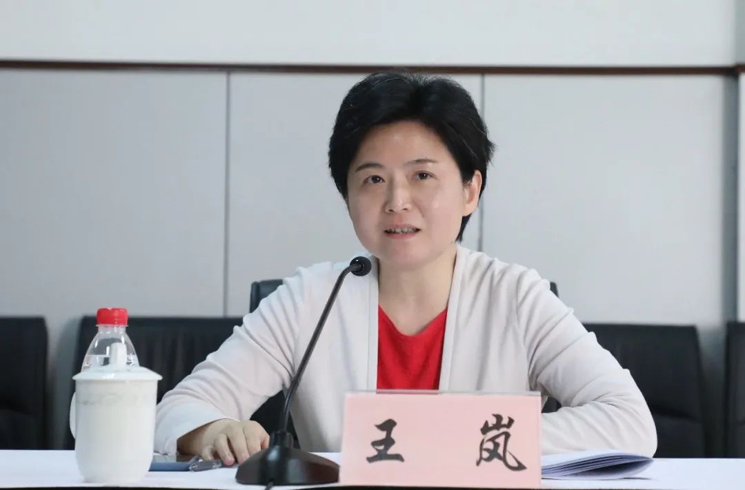 上海房管王岚强调,要坚持目标导向,以咬定青山不放松的韧劲狠抓落实.