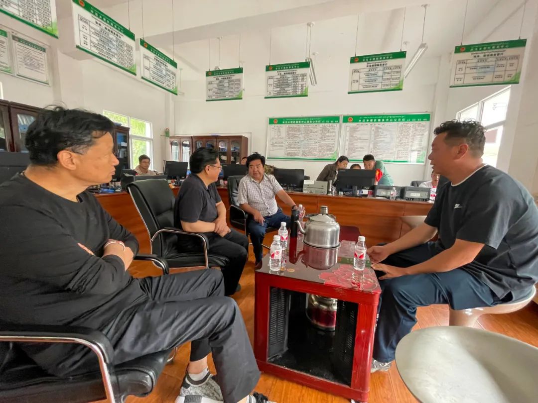 州人大常委会副主任王成康一行到水洼乡,桑披岭寺调研近期重点工作