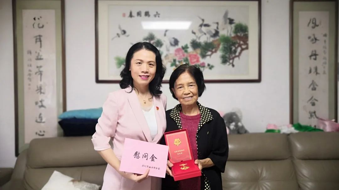 慰问老党员杜婉芬