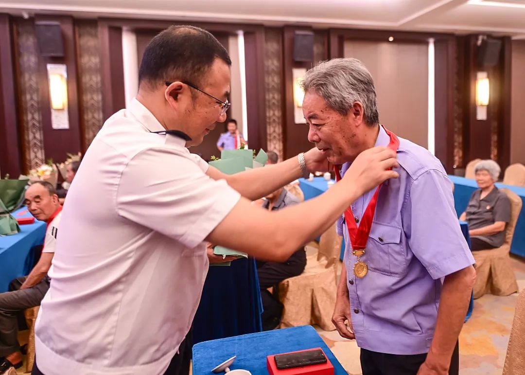 宁波市黄湖监狱举行"光荣在党50年"纪念章颁发仪式