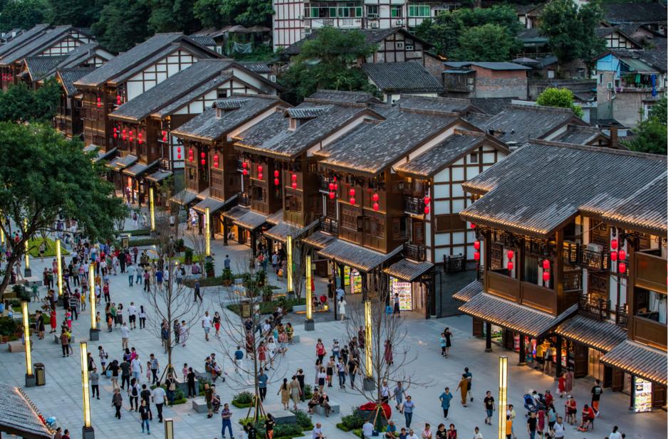 孙凯芳/摄6月29日晚磁器口景区全新打造的特色夜景灯饰璀璨开灯嘉陵江