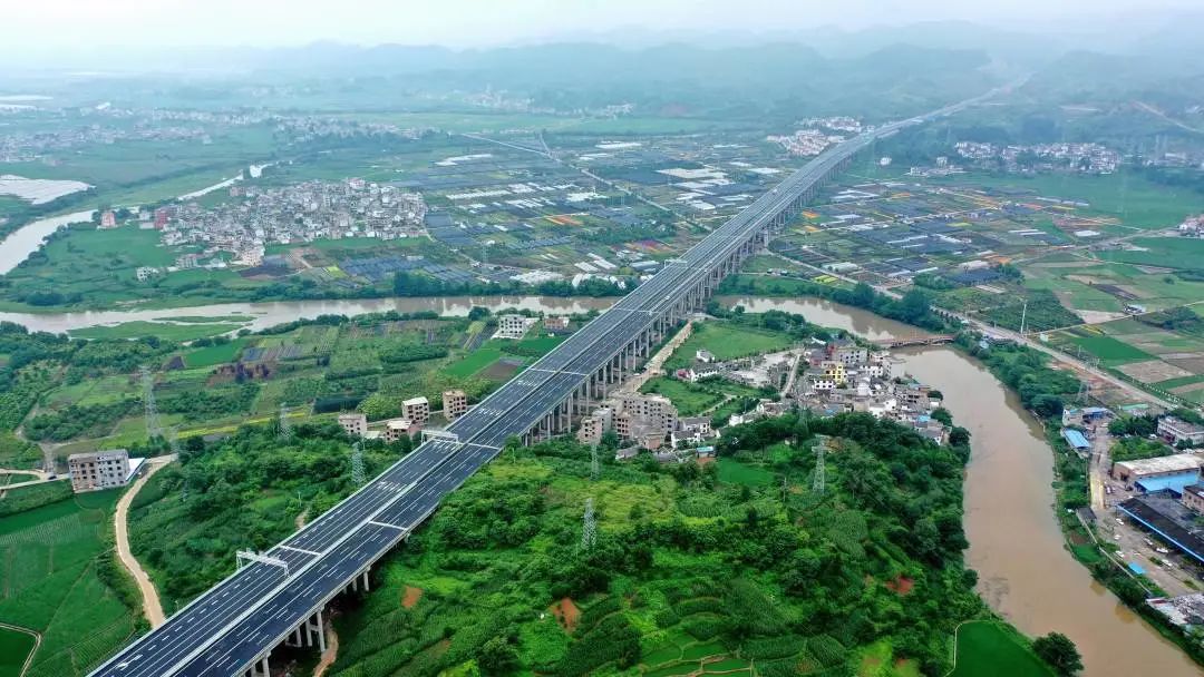 6月28日,都匀至香格里拉国家高速公路都匀至安顺段全线建成通车试运营