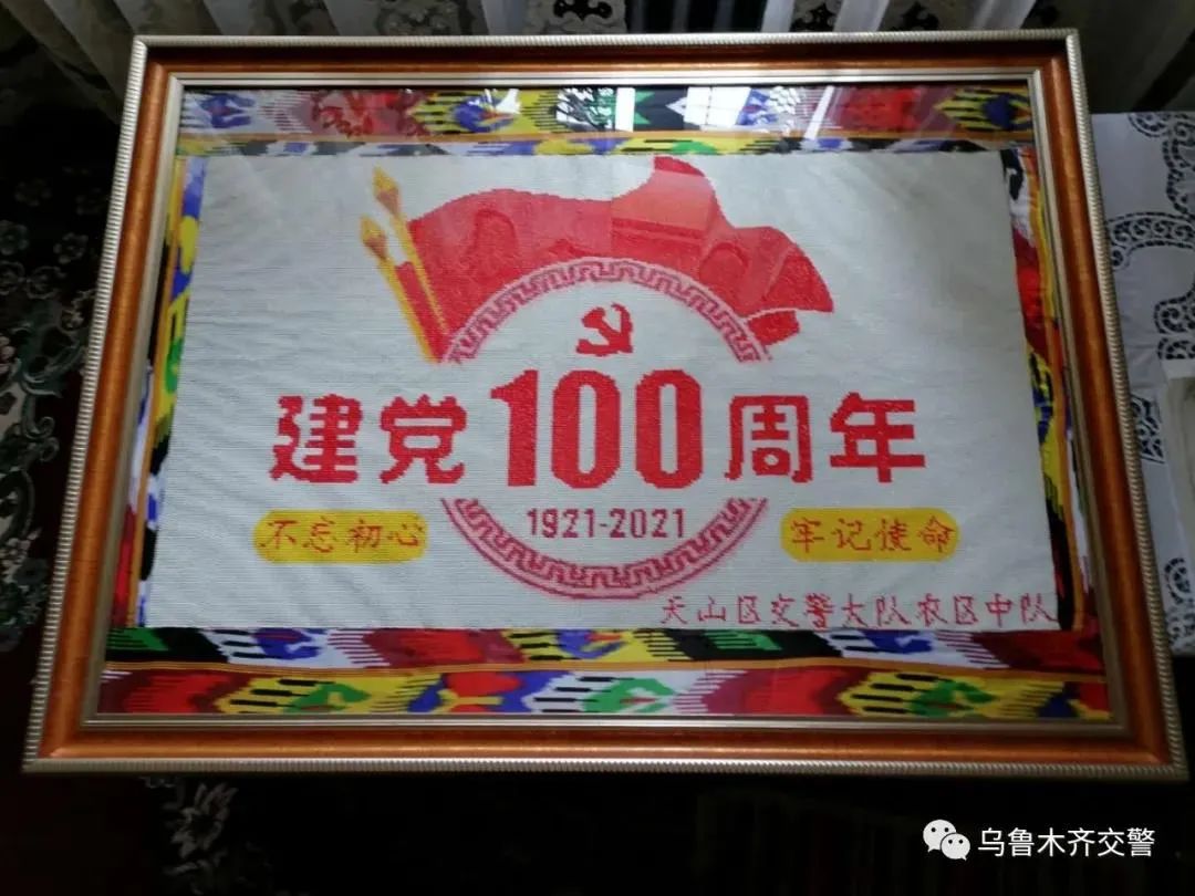 一分钟政法新闻36500颗水钻贴画庆祝建党100周年