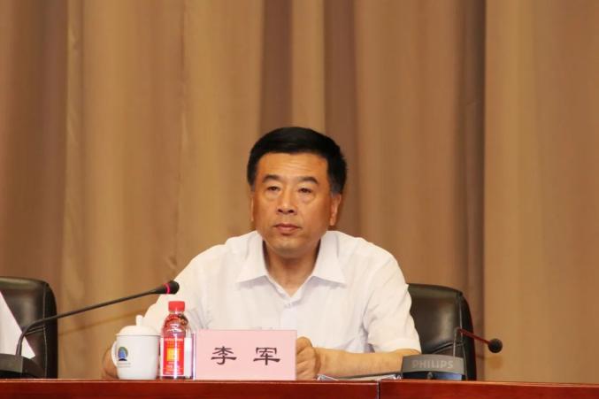 李军在主持会议时强调,各级党组织,全体党员要切实把思想统一到集团