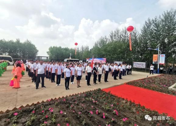 揭牌仪式由县委副书记汤继福主持.