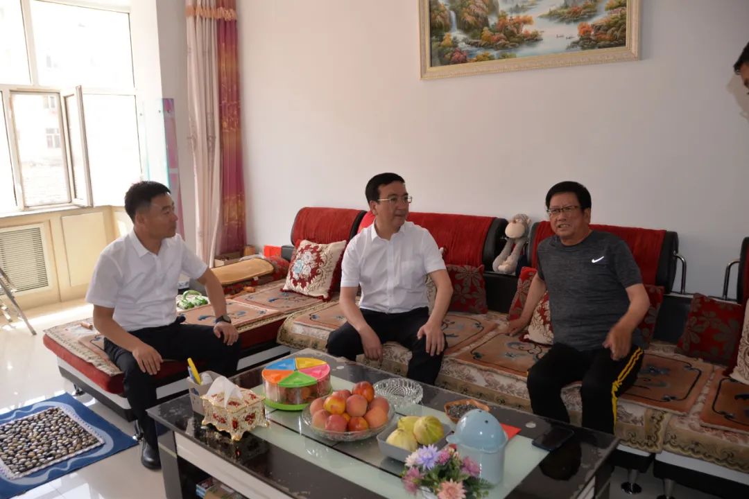 旗委书记崔勇一行开展"七一"走访慰问活动