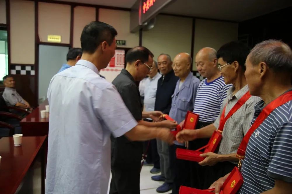 会上,洞口法院党组成员,政治部主任吴贤龙向大会宣读了我院"光荣在党